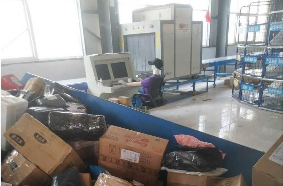 某快遞一網(wǎng)點(diǎn)使用假人安檢