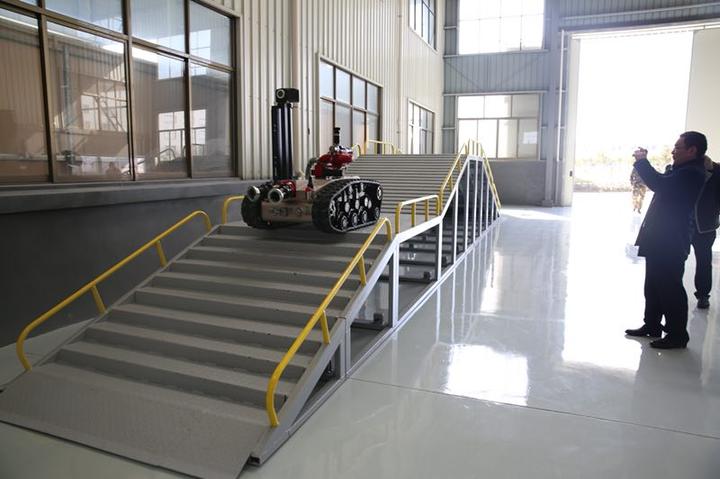 小身板大能耐 消防機器人“入伍”顯身手(圖3) 小身板大能耐 消防機器人“入伍”顯身手(圖3)