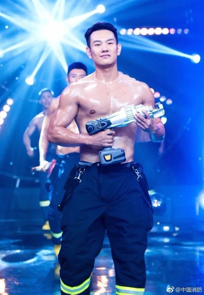浴火重生的逆行者，肌肉越大責任越大，這才是真漢子——中國消防員(圖2)