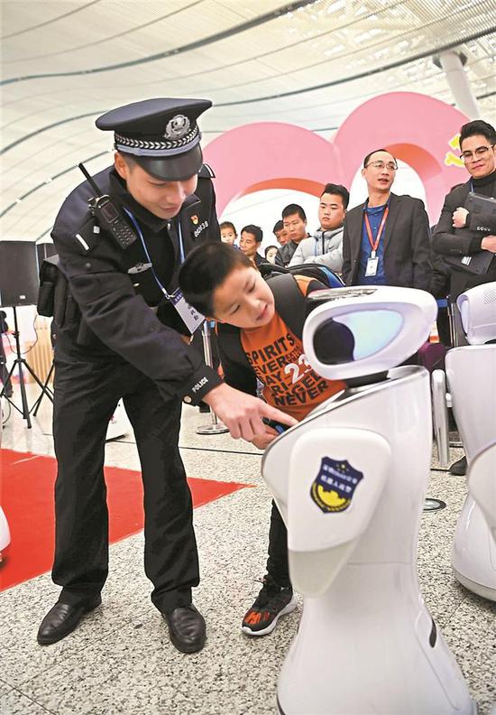 20臺警用機(jī)器人深圳北站上崗 可完成治安巡邏等工作(圖2) 20臺警用機(jī)器人深圳北站上崗 可完成治安巡邏等工作(圖2)