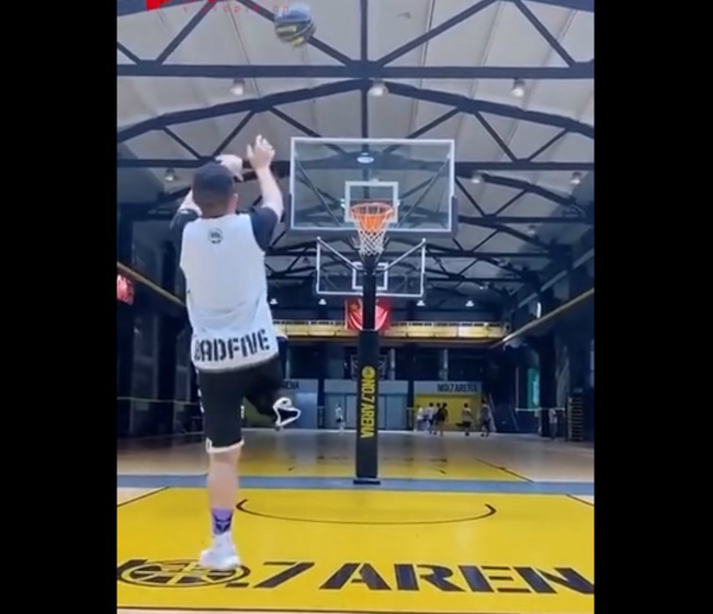 26歲獨(dú)腿小伙打籃球投三分超準(zhǔn)(圖1) 26歲獨(dú)腿小伙打籃球投三分超準(zhǔn)(圖1)