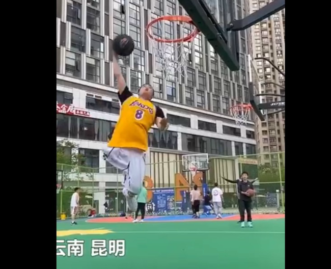 26歲獨(dú)腿小伙打籃球投三分超準(zhǔn)(圖2) 26歲獨(dú)腿小伙打籃球投三分超準(zhǔn)(圖2)