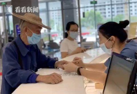 圖書館閉館日為84歲老農(nóng)一人開放(圖3) 圖書館閉館日為84歲老農(nóng)一人開放(圖3)