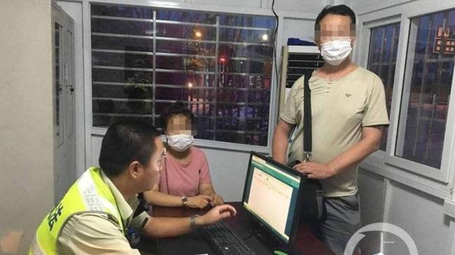 話嘮遭人煩！男女坐車旅游因話太多，被司機(jī)丟在了高速上 