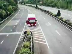 話嘮遭人煩！男女坐車旅游因話太多，被司機丟在了高速上 (圖2)