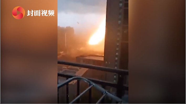 沈陽暴雨天降火龍劈向高樓，網友熱議：一路火花帶閃電，是誰拿菜刀砍電線？(圖2)