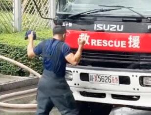 新手消防員分管供水車開心到飛起 具體是怎么回事？(圖1)