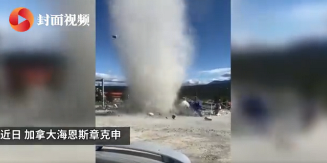 加拿大龍卷風(fēng)精準(zhǔn)襲擊水果攤，卷走水果和現(xiàn)金后消散，攤主很無奈