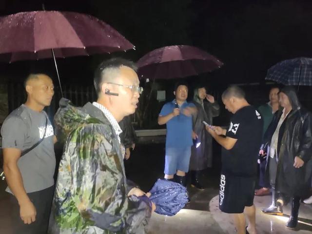 女子發(fā)現(xiàn)客廳1厘米裂縫救下21戶村民，6座民房被夷為平地(圖2)