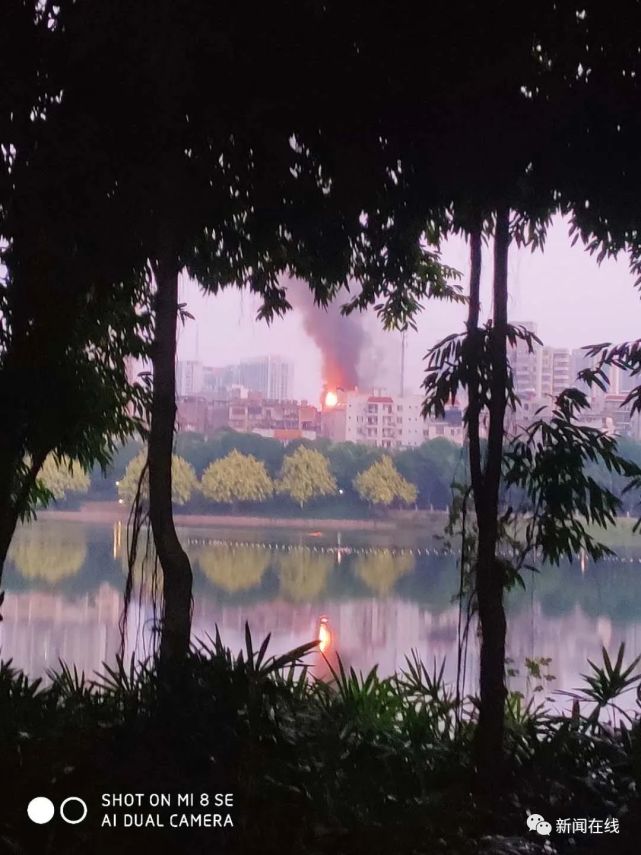 南寧一小區(qū)樓頂燒成火?，F(xiàn)場圖曝光 廣西南寧小區(qū)頂樓倉庫火災(zāi)原因 明火伴有濃濃黑煙現(xiàn)已被撲滅(圖5)