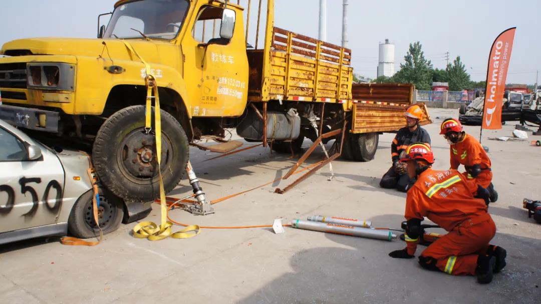 消防技術(shù):大型車輛頂升(圖1) 消防技術(shù):大型車輛頂升(圖1)