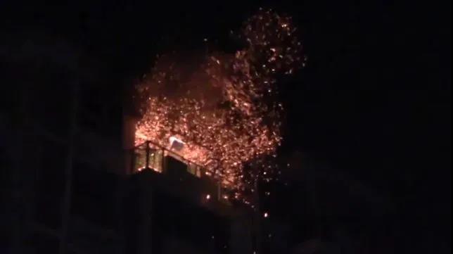 驚險，上海這起居民火災(zāi)炸好幾次(圖1)