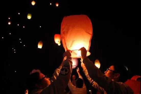 元宵放孔明燈：不要讓放飛的“夢(mèng)想”，變成別人的災(zāi)難！