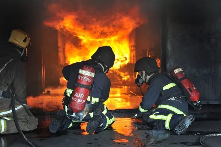 消防裝備：消防員戰(zhàn)斗服是干的還是濕的好？有怎么區(qū)別？(圖3)