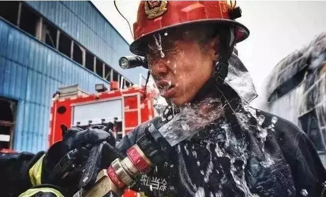 消防裝備：消防員戰(zhàn)斗服是干的還是濕的好？有怎么區(qū)別？(圖2)